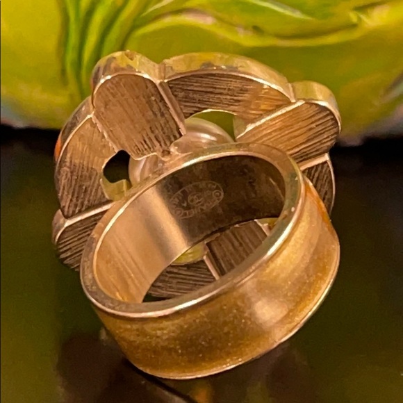 WOW POSHMARK - Authentic CHANEL Supermodel Showstopper Golden Pearl Ring - Picture 5 of 16